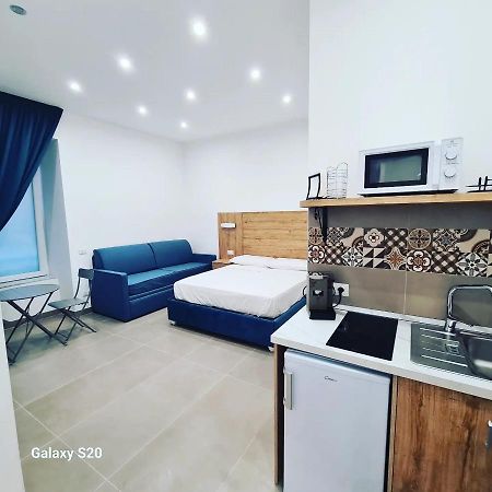 Отель Residenza Nascari Al Plebiscito Неаполь Экстерьер фото