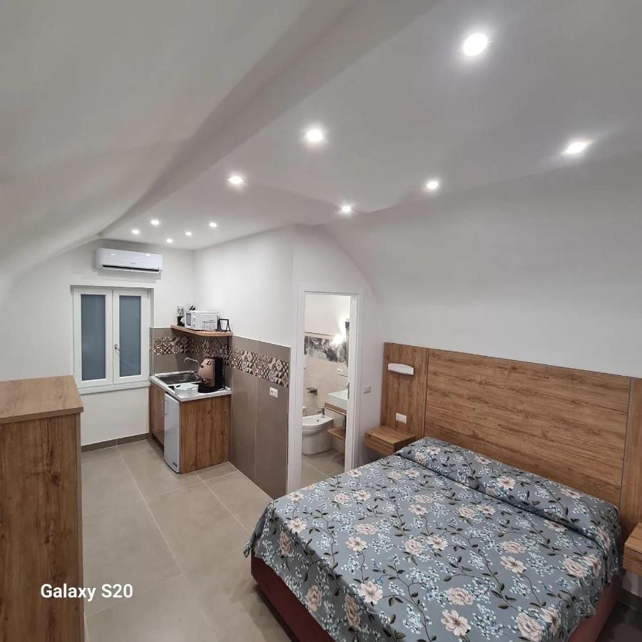 Отель Residenza Nascari Al Plebiscito Неаполь Экстерьер фото