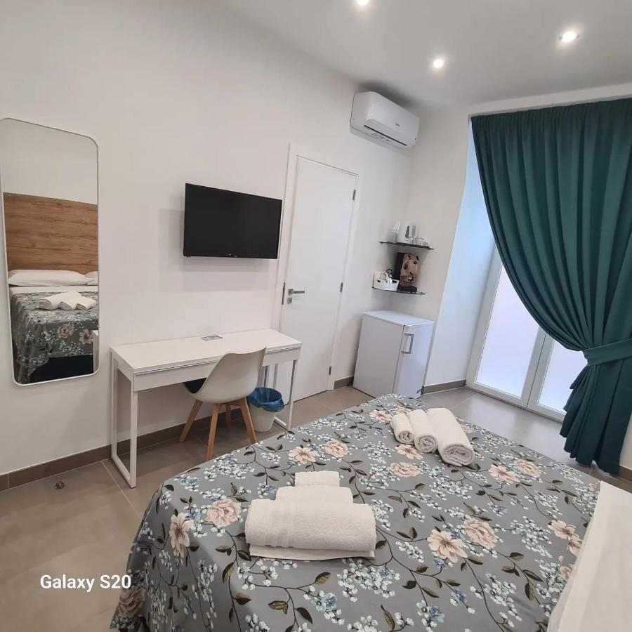 Отель Residenza Nascari Al Plebiscito Неаполь Экстерьер фото