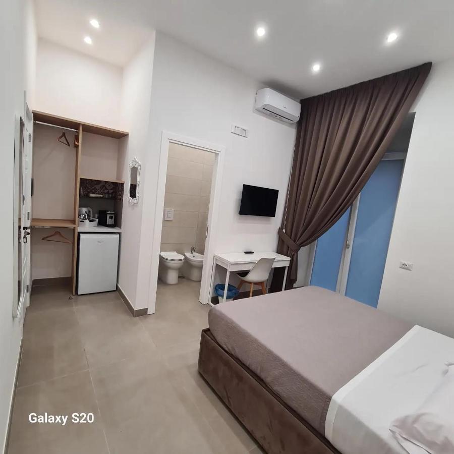 Отель Residenza Nascari Al Plebiscito Неаполь Экстерьер фото
