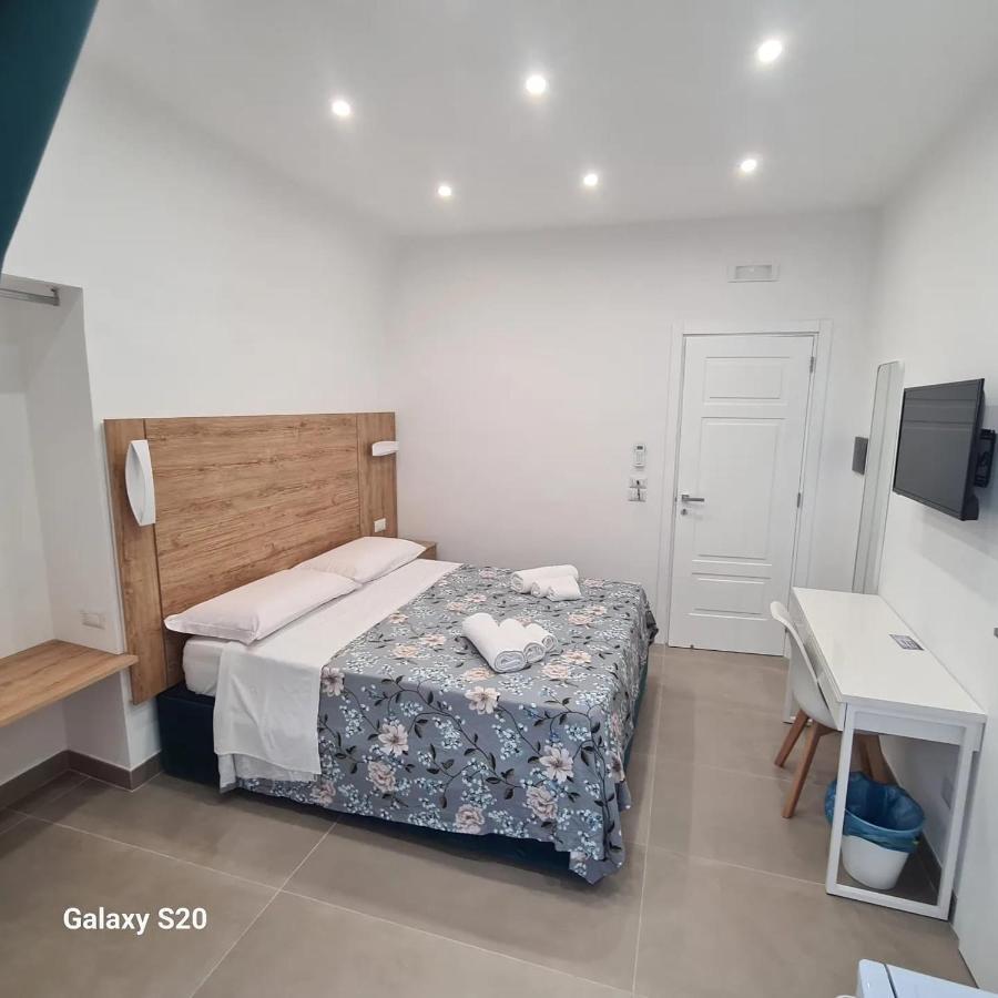 Отель Residenza Nascari Al Plebiscito Неаполь Экстерьер фото